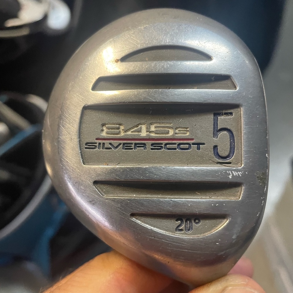 Tommy Armor 845 silverscott 5 wood in right hand